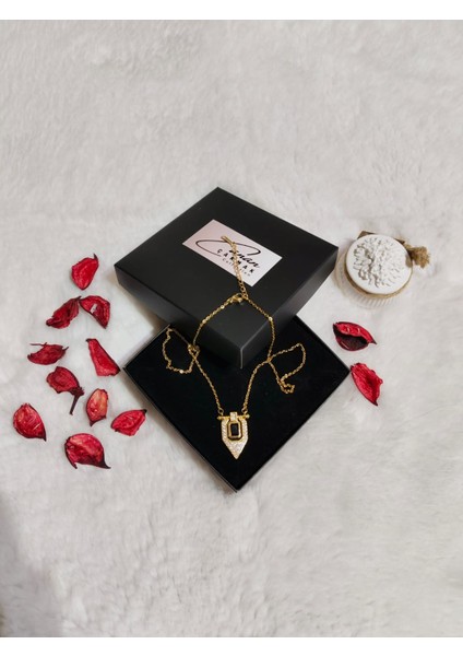 Safir Taşlı Shield Kolye fiyatları