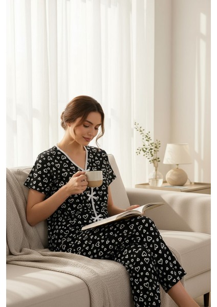 Kadın Siyah Beyaz Kalp Desenli Fiyonklu Kısa Kollu Pijama Takımı – Rahat, Şık ve 4 Mevsim Kullanım fırsatları