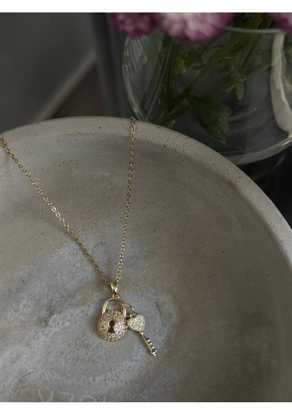 Kalpli Anahtar Kilitli Kolye