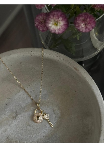 Kalpli Anahtar Kilitli Kolye fiyatları