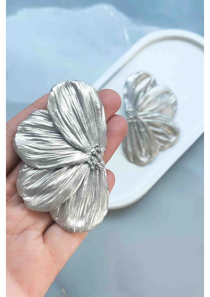 Silver Bloom Büyük Yarım Çiçek Formlu Çiçek Küpe - Şık ve Gösterişli