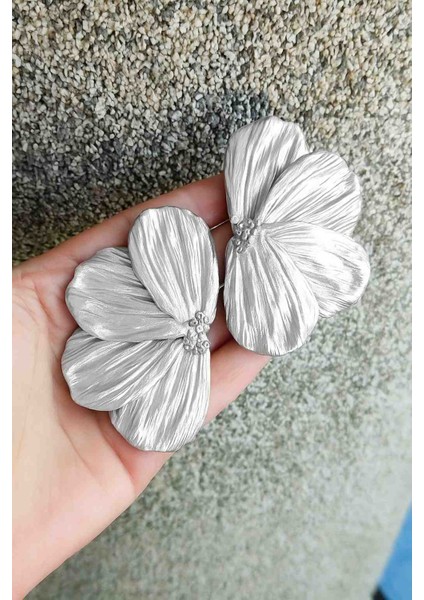 Silver Bloom Büyük Yarım Çiçek Formlu Çiçek Küpe - Şık ve Gösterişli modelleri