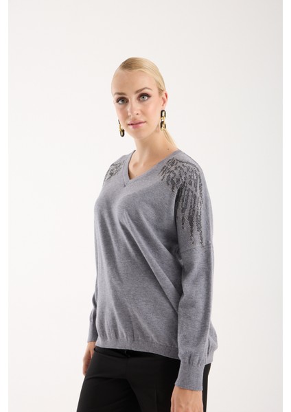 Kadın Gri Omuzları Taş Detaylı V Yaka Triko Bluz fırsatları