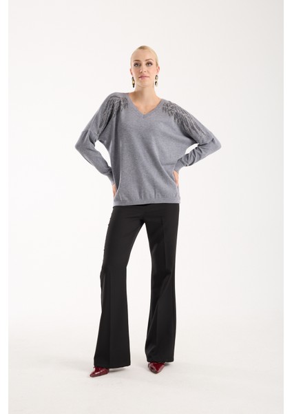Kadın Gri Omuzları Taş Detaylı V Yaka Triko Bluz