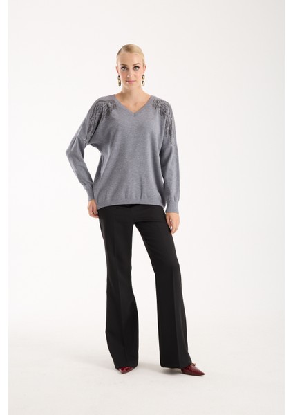 Kadın Gri Omuzları Taş Detaylı V Yaka Triko Bluz