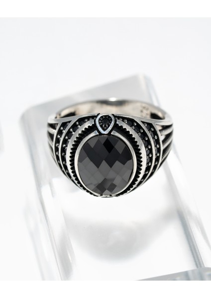 Siyah Oniks Taşlı 925 Ayar Gümüş Erkek Yüzük – Modern ve Karizmatik Tasarım