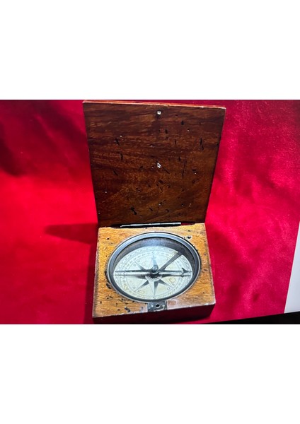 Ahşap Kaidesinde Pirinç Pusula 8 cm 8 cm 3 cm Ölçülerinde modelleri