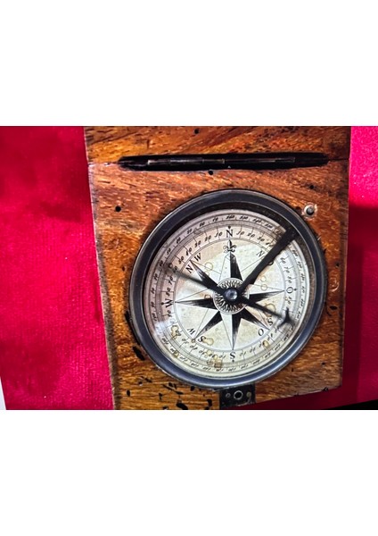 Ahşap Kaidesinde Pirinç Pusula 8 cm 8 cm 3 cm Ölçülerinde indirimleri