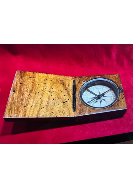 Ahşap Kaidesinde Pirinç Pusula 8 cm 8 cm 3 cm Ölçülerinde