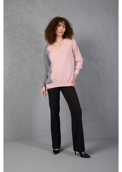 Pudra-Gri Iki Renkli Taş Detaylı V Yaka Triko Bluz