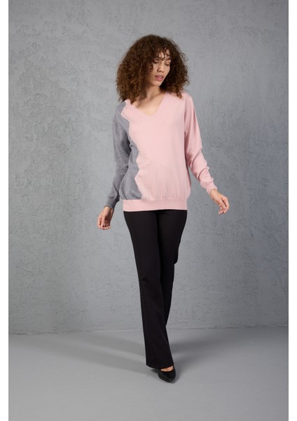 Pudra-Gri Iki Renkli Taş Detaylı V Yaka Triko Bluz