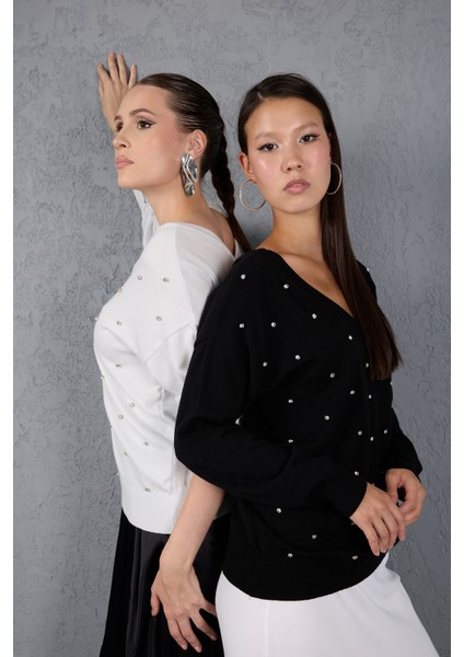 Kadın Beyaz Önü Taş Detaylı V Yaka Triko Bluz