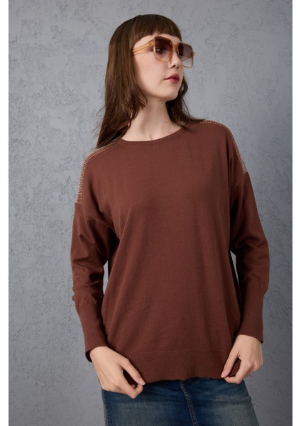 Kadın Kahve Omuzları Taş Detaylı Geniş Manşetli Bisiklet Yaka Triko Bluz