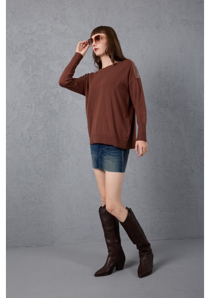 Kadın Kahve Omuzları Taş Detaylı Geniş Manşetli Bisiklet Yaka Triko Bluz