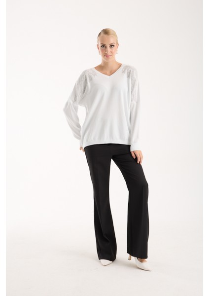 Kadın Beyaz Omuzları Taş Detaylı V Yaka Triko Bluz