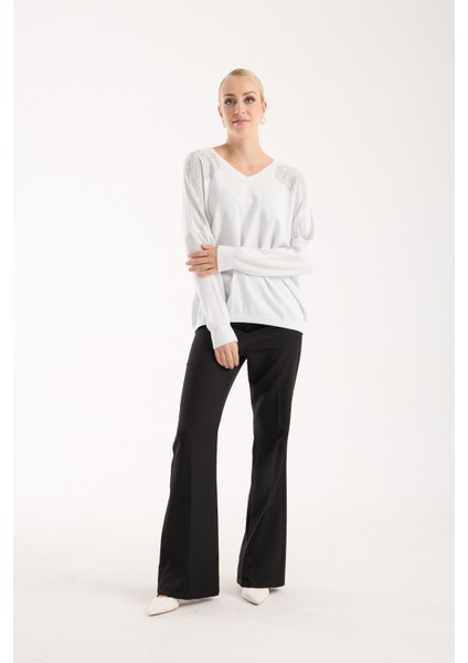Kadın Beyaz Omuzları Taş Detaylı V Yaka Triko Bluz