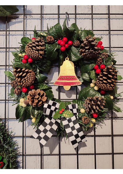 Yılbaşı Süsü Kapı Duvar Çelengi El Boyama Ahşap Çan ve Mckenzie Kurdele Detaylı 30 cm