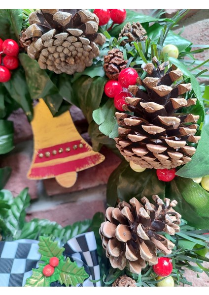 Yılbaşı Süsü Kapı Duvar Çelengi El Boyama Ahşap Çan ve Mckenzie Kurdele Detaylı 30 cm fiyatları