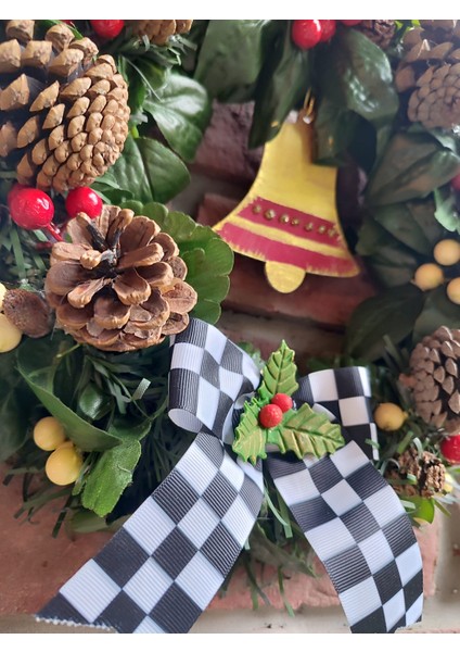 Yılbaşı Süsü Kapı Duvar Çelengi El Boyama Ahşap Çan ve Mckenzie Kurdele Detaylı 30 cm modelleri