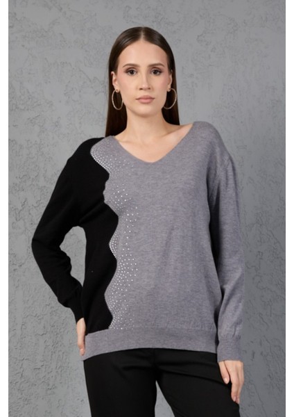 Gri-Siyah Iki Renkli Taş Detaylı V Yaka Triko Bluz