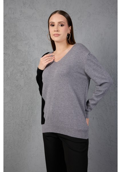 Gri-Siyah Iki Renkli Taş Detaylı V Yaka Triko Bluz modelleri