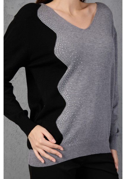 Gri-Siyah Iki Renkli Taş Detaylı V Yaka Triko Bluz