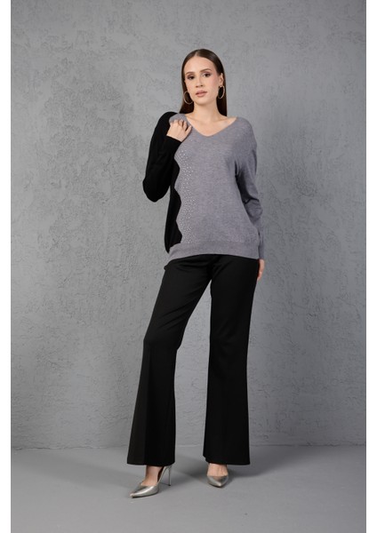 Gri-Siyah Iki Renkli Taş Detaylı V Yaka Triko Bluz