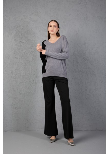 Gri-Siyah Iki Renkli Taş Detaylı V Yaka Triko Bluz