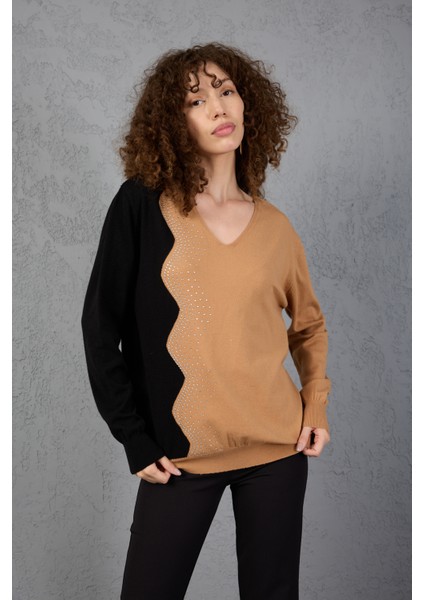 Bej-Siyah Iki Renkli Taş Detaylı V Yaka Triko Bluz