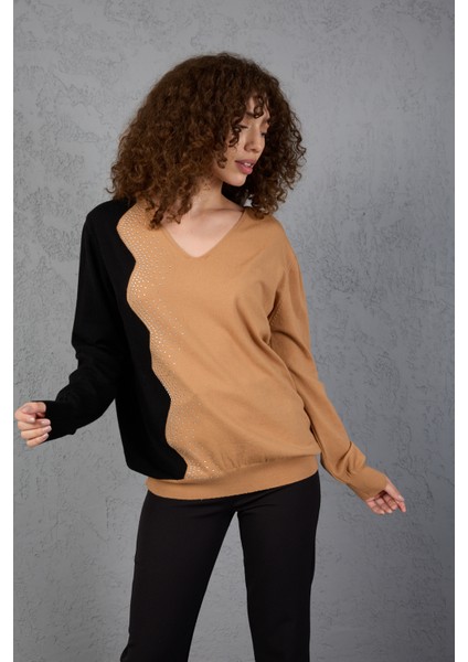 Bej-Siyah Iki Renkli Taş Detaylı V Yaka Triko Bluz modelleri