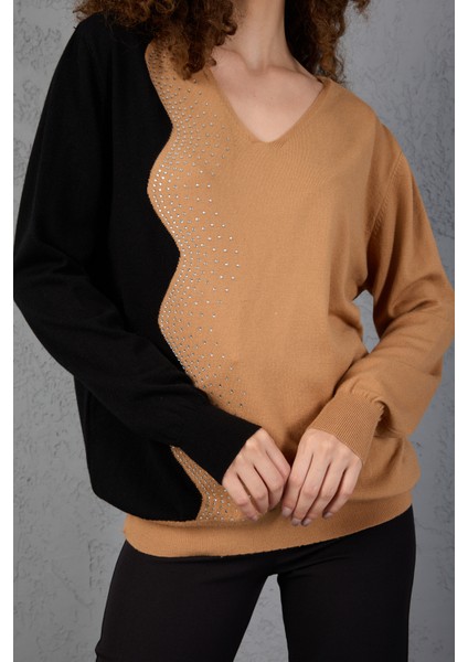 Bej-Siyah Iki Renkli Taş Detaylı V Yaka Triko Bluz fırsatları