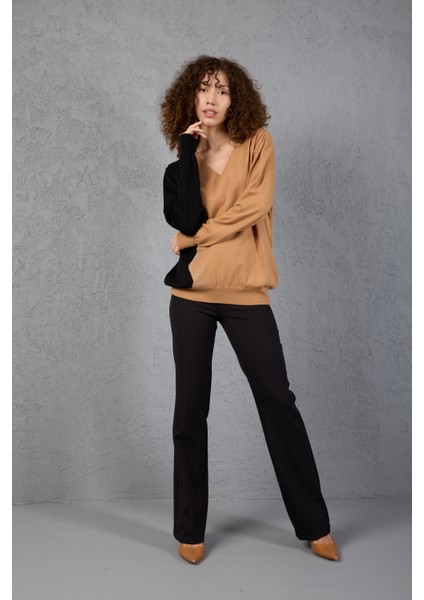 Bej-Siyah Iki Renkli Taş Detaylı V Yaka Triko Bluz