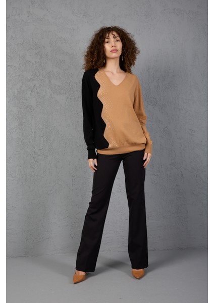 Bej-Siyah Iki Renkli Taş Detaylı V Yaka Triko Bluz