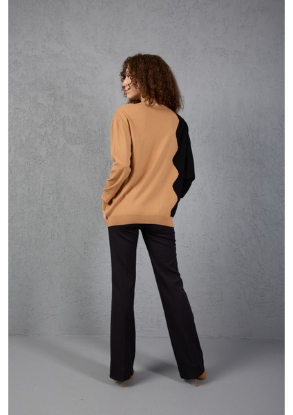 Bej-Siyah Iki Renkli Taş Detaylı V Yaka Triko Bluz