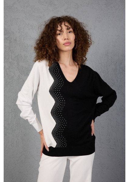 Siyah-Beyaz Iki Renkli Taş Detaylı V Yaka Triko Bluz