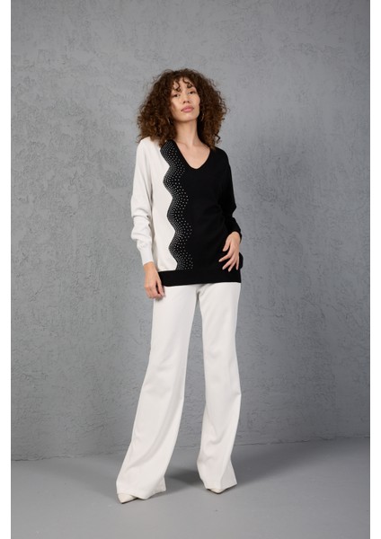 Siyah-Beyaz Iki Renkli Taş Detaylı V Yaka Triko Bluz