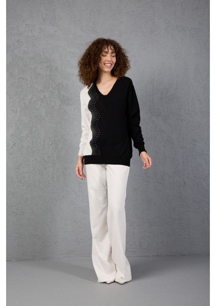Siyah-Beyaz Iki Renkli Taş Detaylı V Yaka Triko Bluz