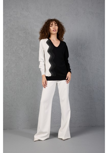 Siyah-Beyaz Iki Renkli Taş Detaylı V Yaka Triko Bluz