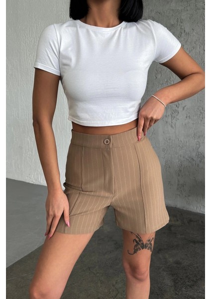 Zarif ve Şıklığı Bir Arada Sunan Yüksek Bel Krep Esnek Çimalı Çizgili Şort Bej fiyatları