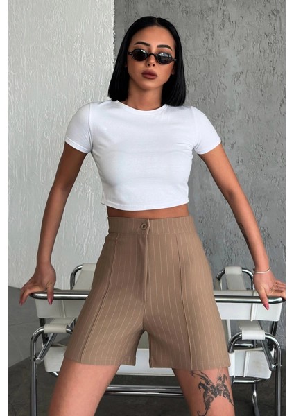 Zarif ve Şıklığı Bir Arada Sunan Yüksek Bel Krep Esnek Çimalı Çizgili Şort Bej fırsatları