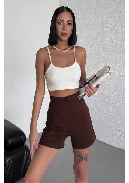Tarz ve Rahatlığı Bir Arada Sunan Yüksek Bel Esnek Likralı Krep Şort Kahverengi modelleri