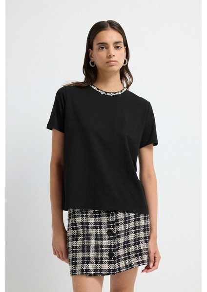 Yakası Taşlı Kısa Kol Tişört Siyah 17543613002
