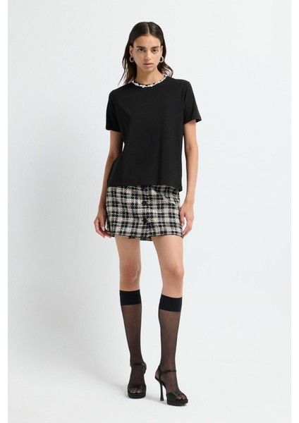 Yakası Taşlı Kısa Kol Tişört Siyah 17543613002 modelleri