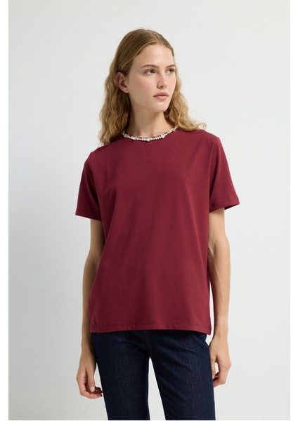 Yakası Taşlı Kısa Kol Tişört Bordo 17543613002 fırsatları