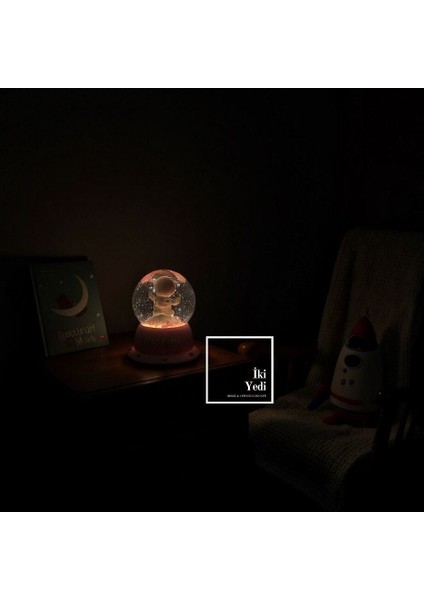 Spaceman Işıklı Kar Küresi, Uzay ve Yıldız Temalı, Astronot Yılbaşı Hediyelik Dekoratif Obje Gift fiyatları