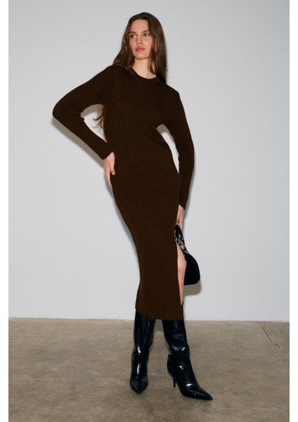 Soreya Kadın Yuvarlak Yaka Çizgi Desenli Yırtmaçlı Slim Fit Triko Acı Kahve Elbise fiyatları