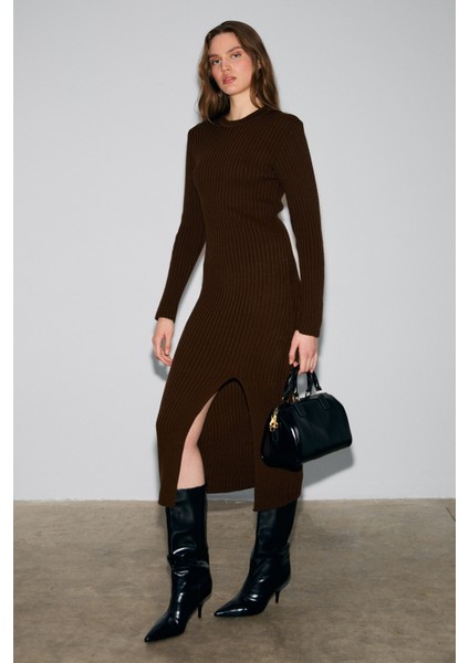 Soreya Kadın Yuvarlak Yaka Çizgi Desenli Yırtmaçlı Slim Fit Triko Acı Kahve Elbise fırsatları