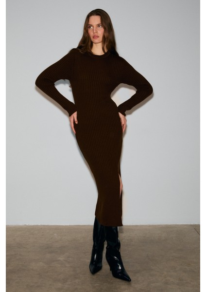 Soreya Kadın Yuvarlak Yaka Çizgi Desenli Yırtmaçlı Slim Fit Triko Acı Kahve Elbise indirimleri