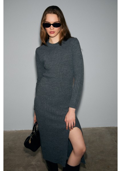 Soreya Kadın Yuvarlak Yaka Çizgi Desenli Yırtmaçlı Slim Fit Triko Antrasit Elbise fırsatları