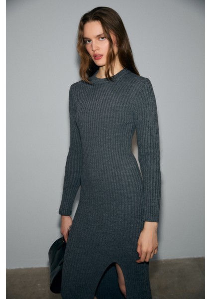 Soreya Kadın Yuvarlak Yaka Çizgi Desenli Yırtmaçlı Slim Fit Triko Antrasit Elbise indirimleri